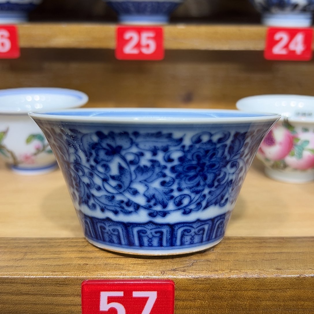 郑***生青花手工缠枝莲品茗杯