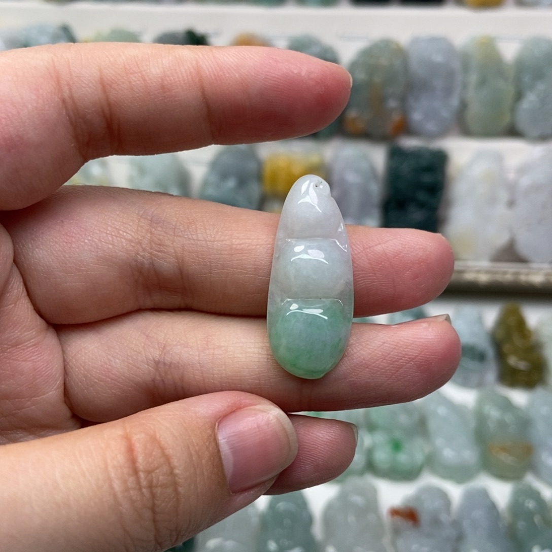 翡翠吊坠(赠链)未镶嵌