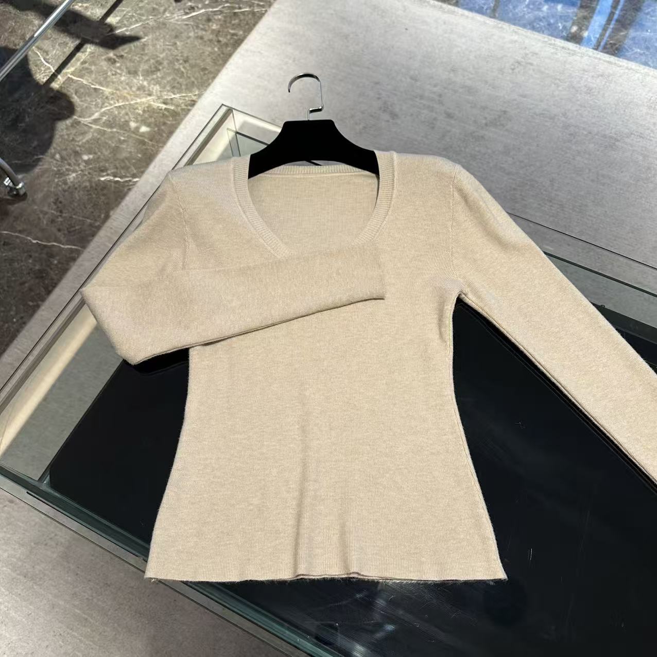 钉标装饰低圆领套头针织打底上衣 J000160