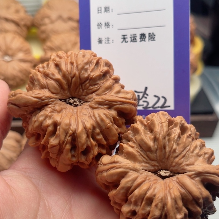 吊坠文玩核桃淡**生文玩核桃22