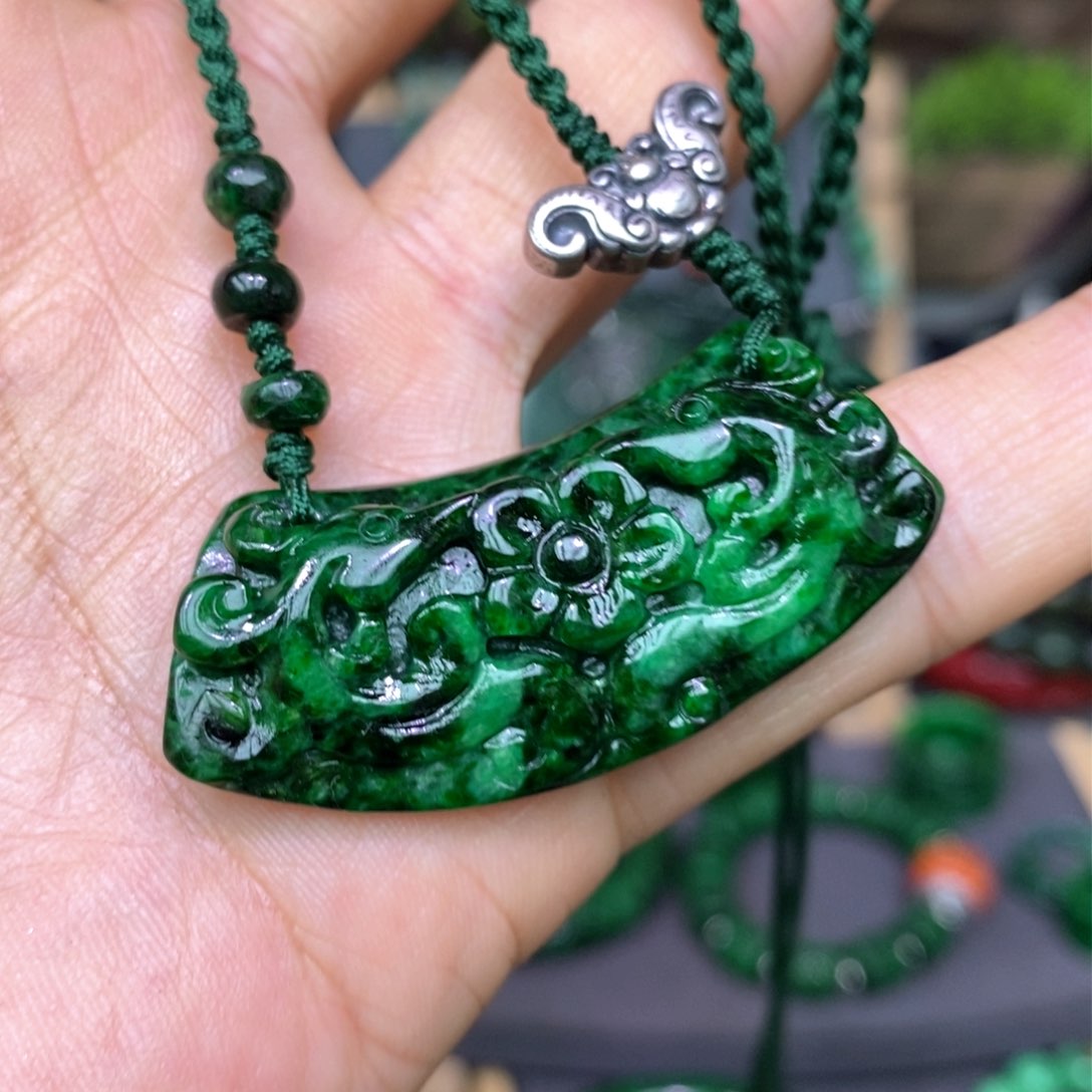 翡翠颈饰未镶嵌漂亮美眉