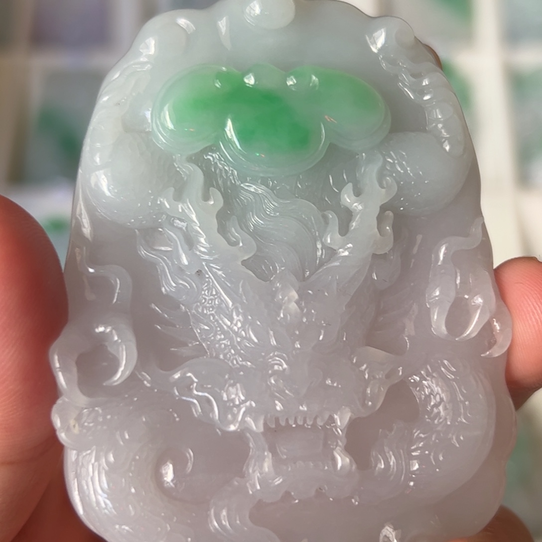翡翠未镶嵌颈饰龙