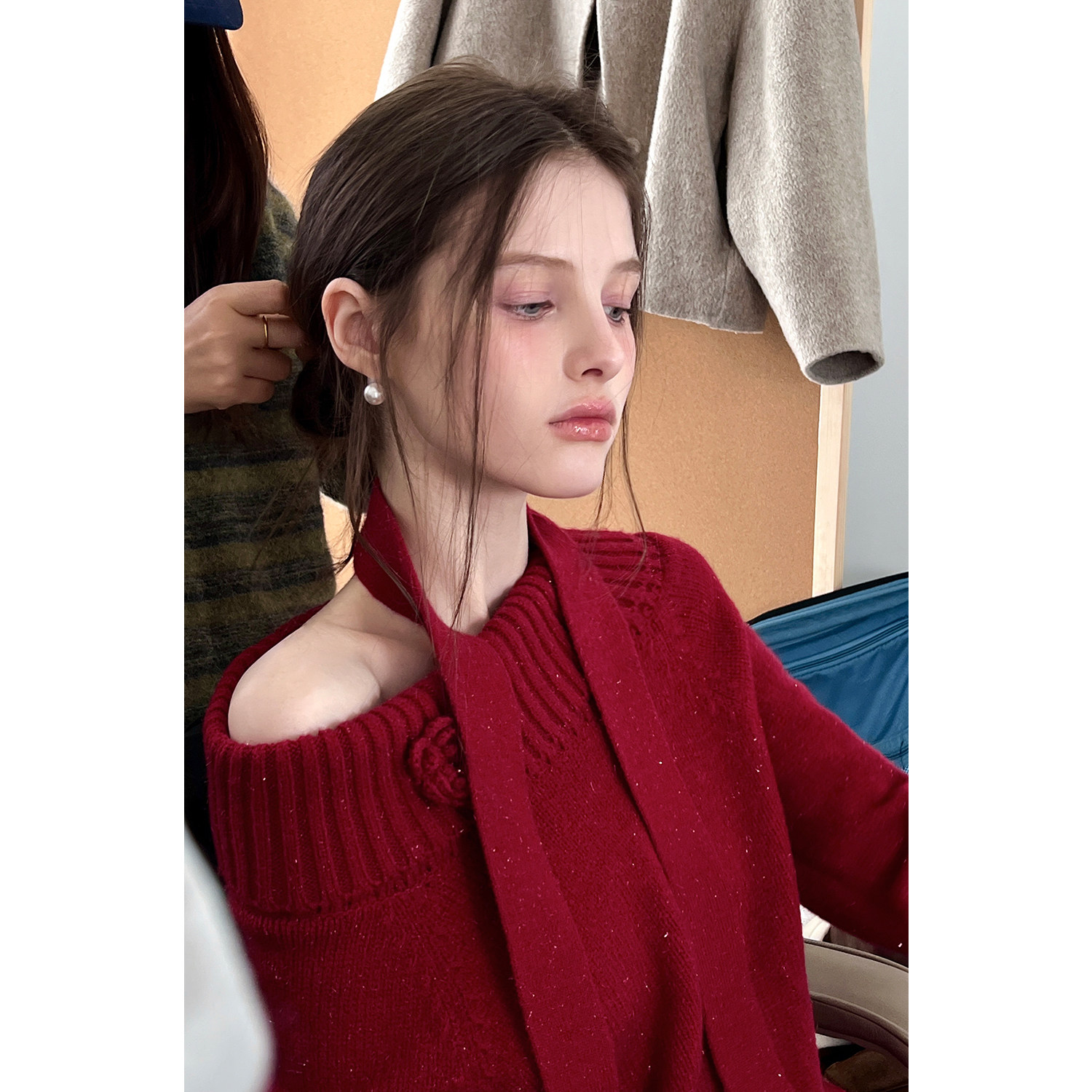 EGGKA花朵温柔一字肩新年红毛衣配飘带知性气质上衣E25A40882YL