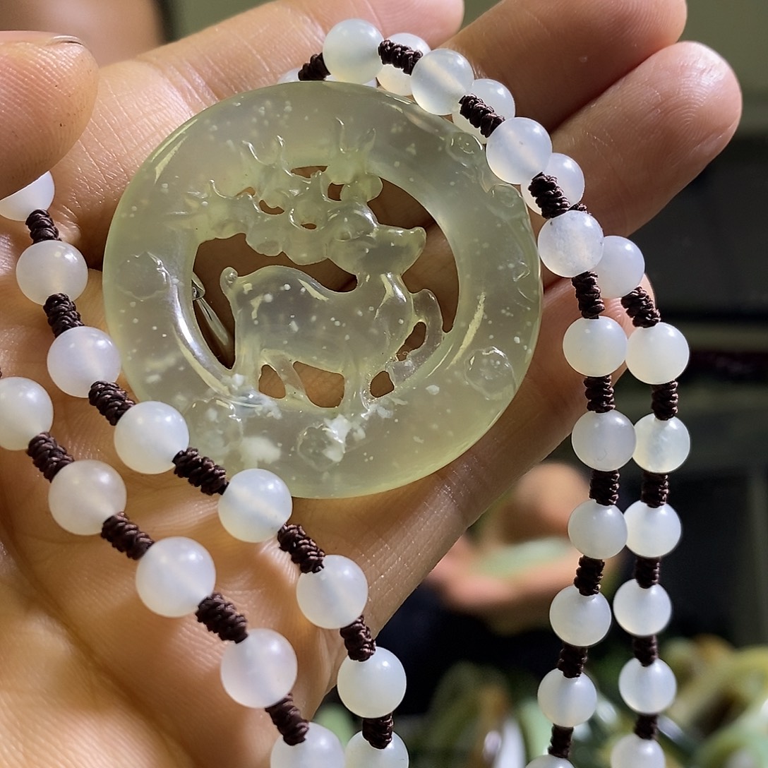 岫玉未镶嵌颈饰一个