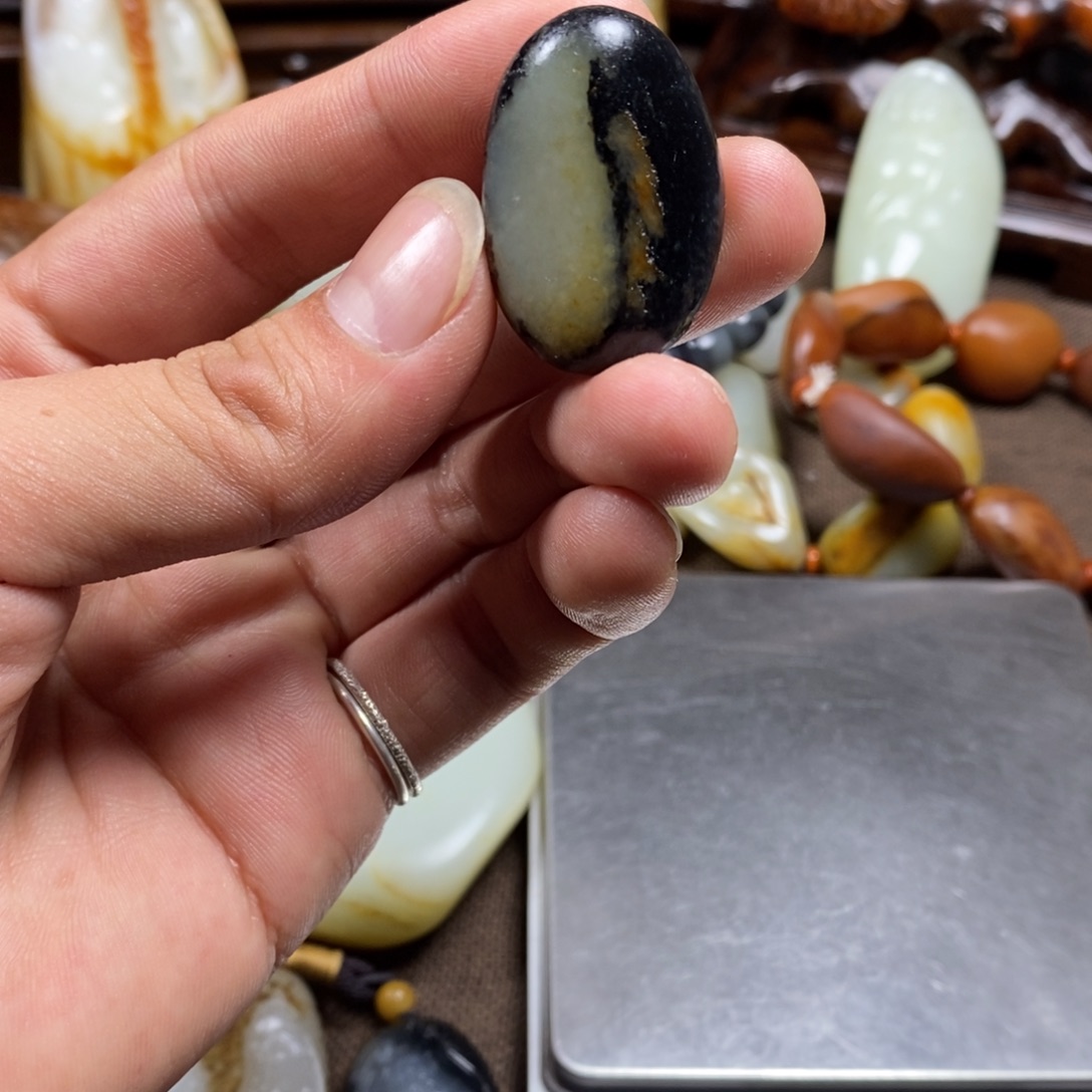 和田玉未镶嵌把件