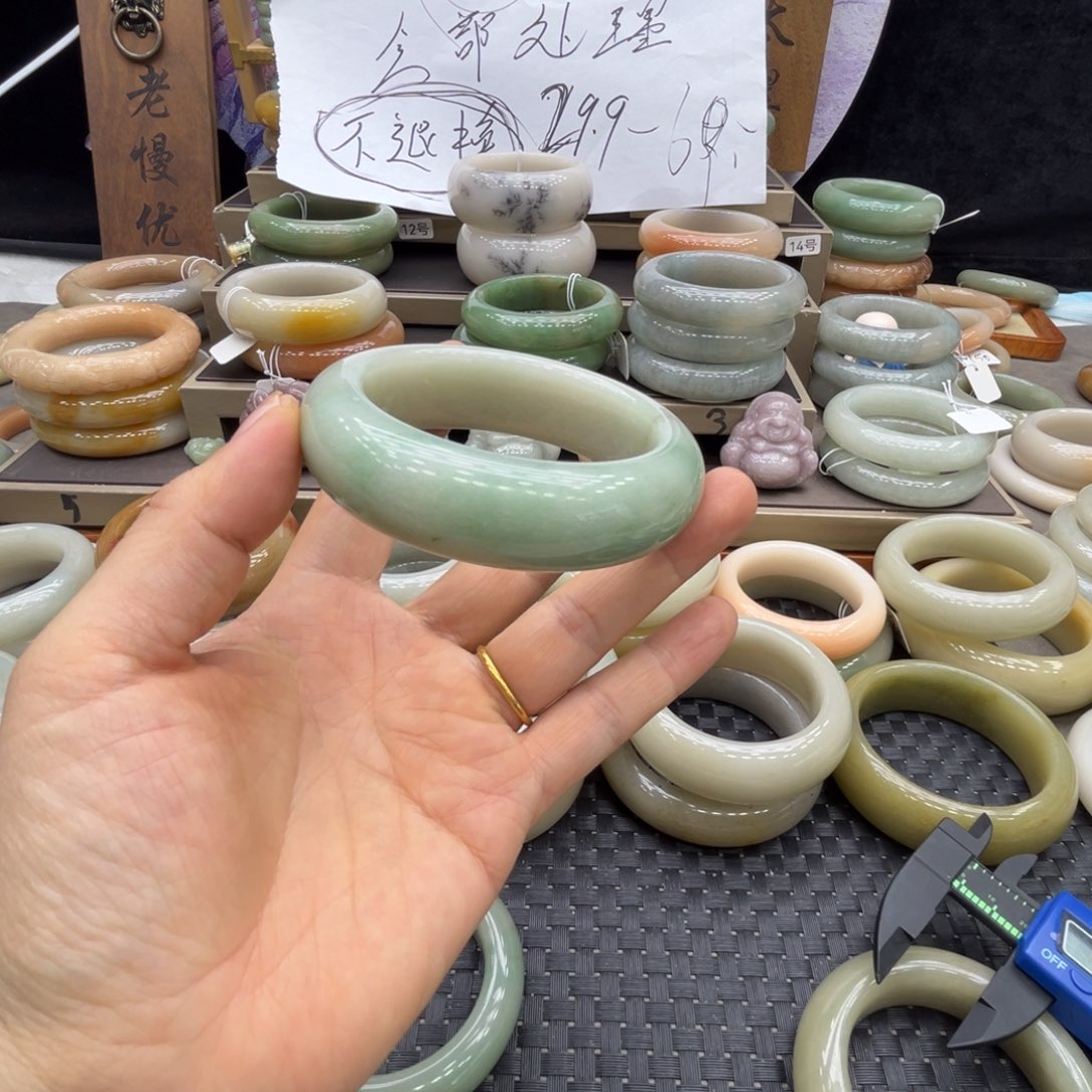 小***妞石英质玉未镶嵌手镯