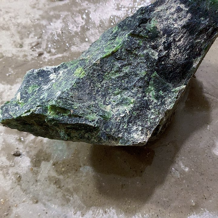 未镶嵌蛇纹石玉珠宝奇石