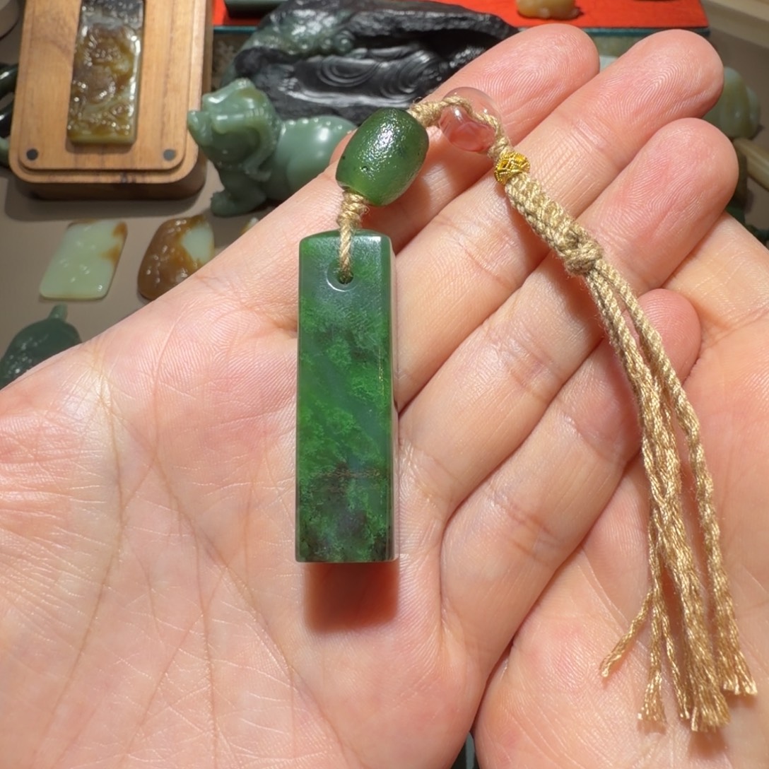 飞***逸和田玉未镶嵌颈饰