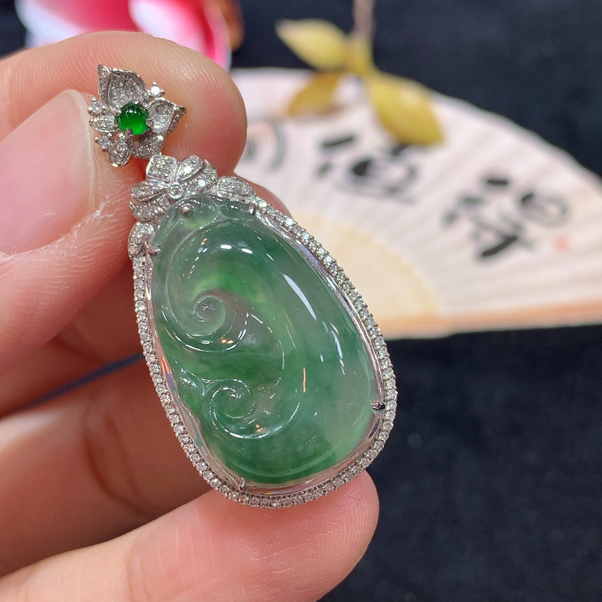 18k金天然A货翡翠飘绿如意吊坠经典轻奢时尚
