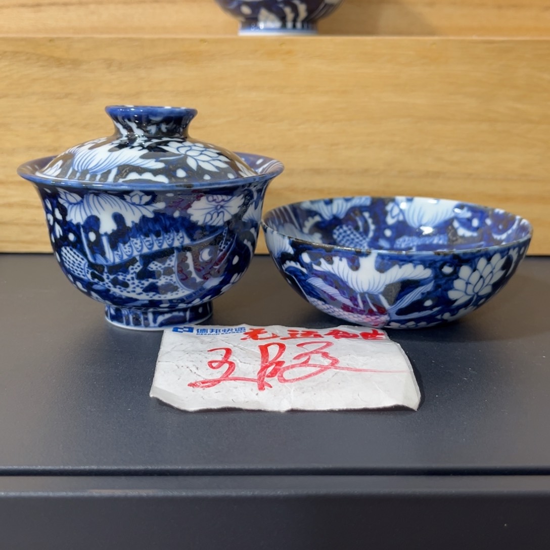 成*。仿元满绘蓝底鱼藻两件套