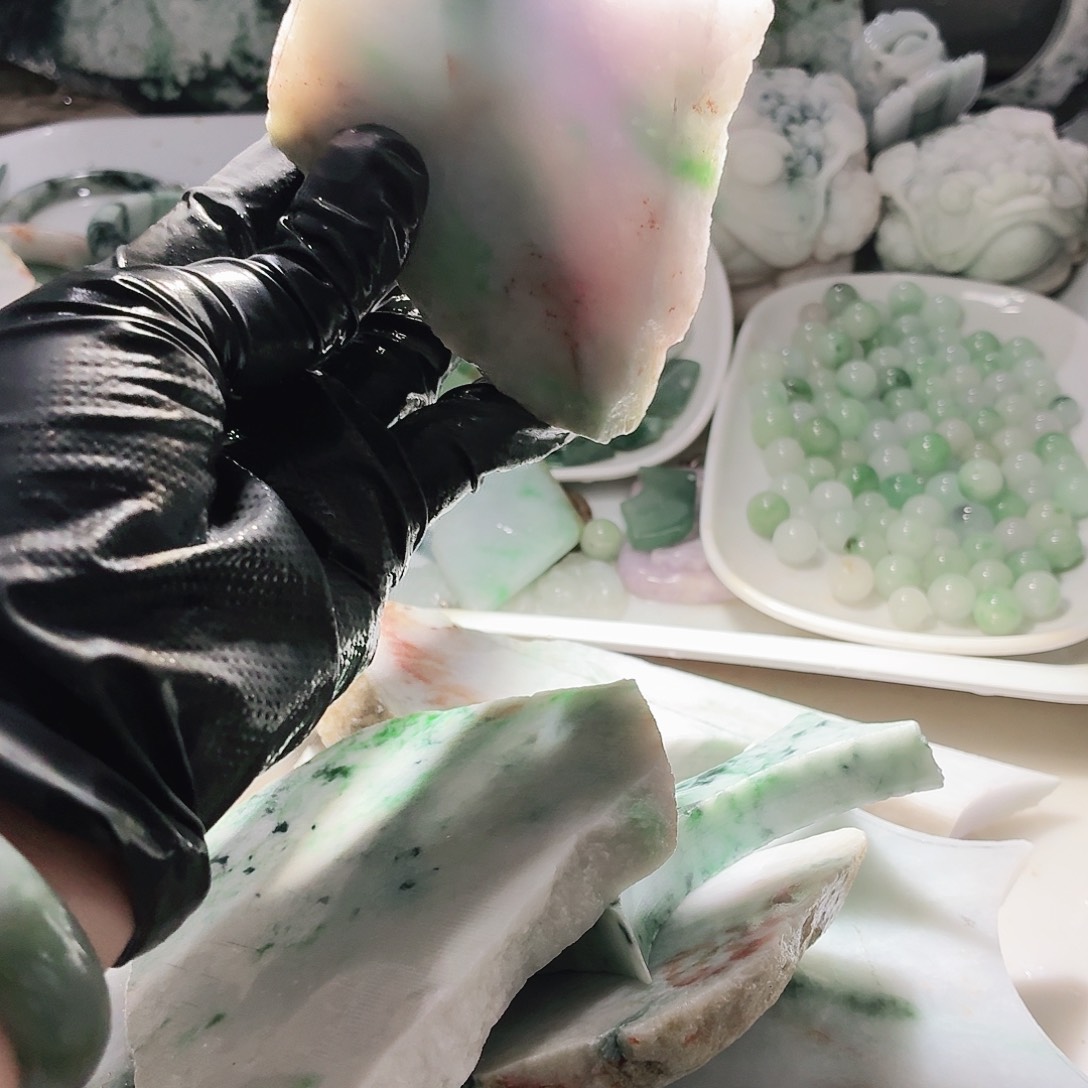 翡翠未镶嵌颈饰边角料