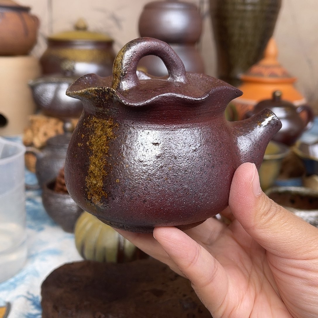 云南柴烧花边手抓壶