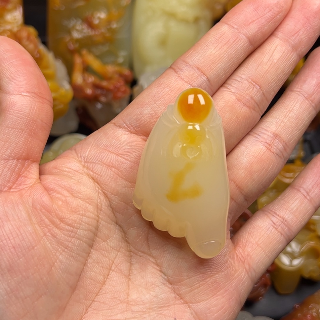 石英质玉（黄龙玉）未镶嵌颈饰
