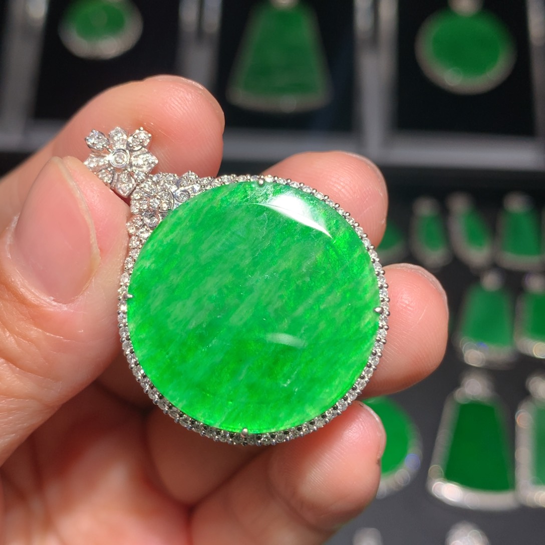 翡翠颈饰18K金镶嵌绿*翡翠