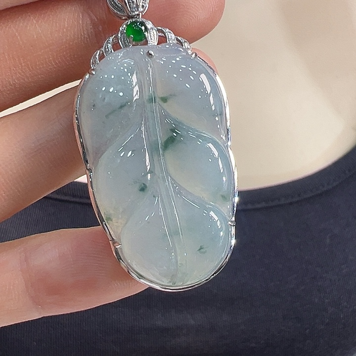 翡翠18K金镶嵌颈饰吊坠