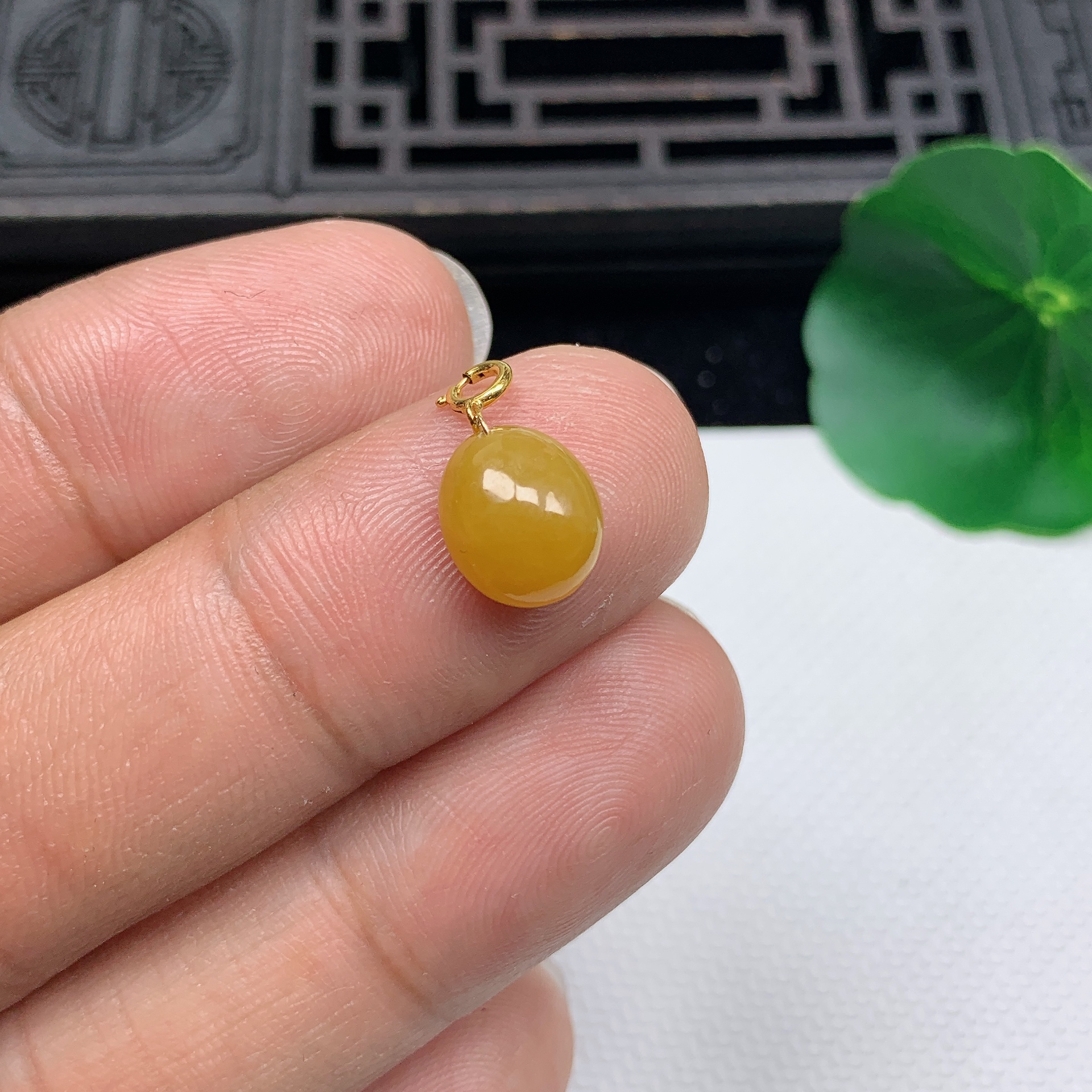 缅甸天然翡翠A货精美黄翡蛋面小吊坠尺寸9.7*8.4*4.6mm