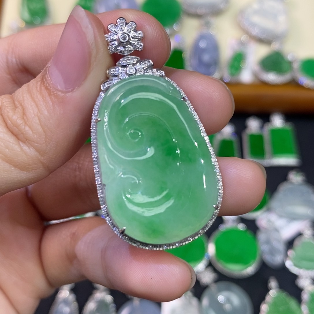 翡翠吊坠(不含链)18K金镶嵌