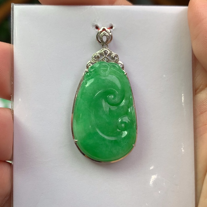 翡翠18K金镶嵌颈饰翡翠吊坠