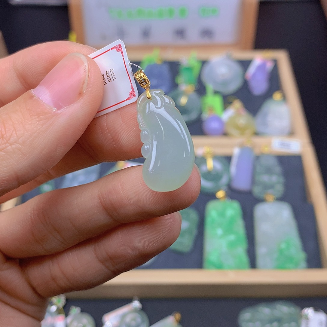 翡翠颈饰18K金镶嵌翡翠