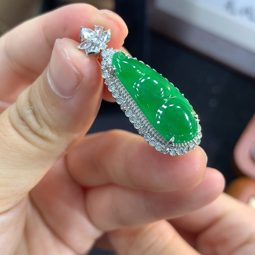 翡翠18K金镶嵌颈饰豆