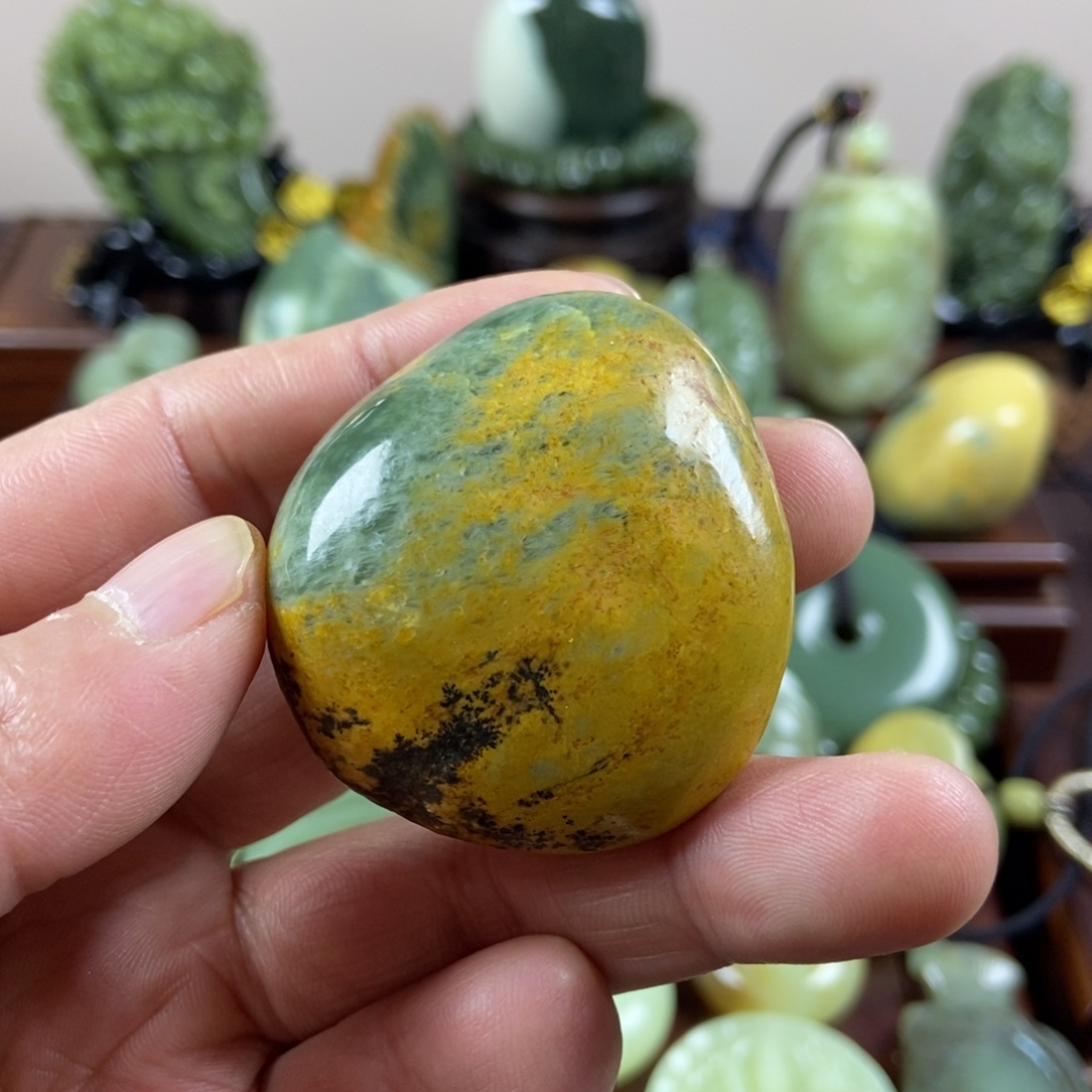 阿***鹰岫岩河磨玉（透闪石质玉）未镶嵌珠宝奇石