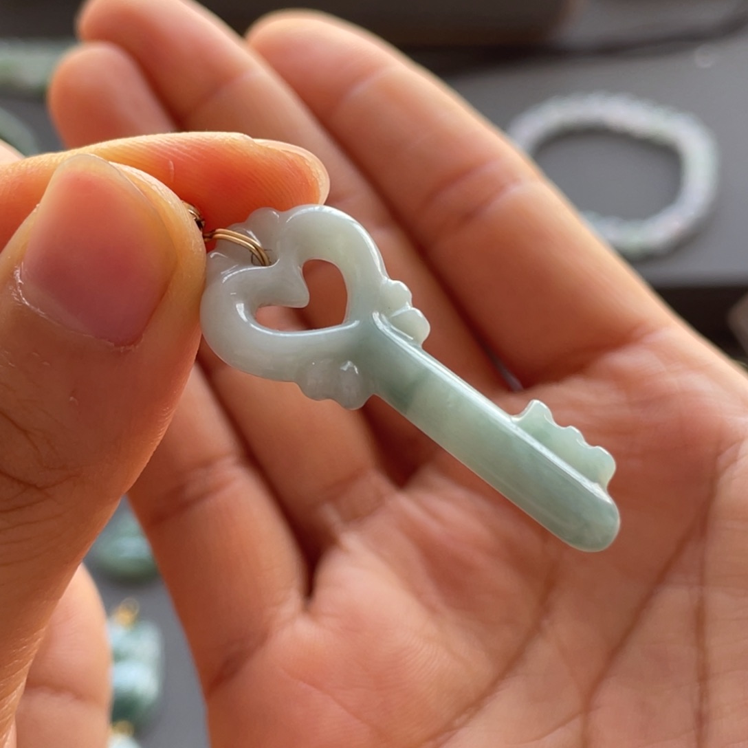 翡翠颈饰未镶嵌福利不退