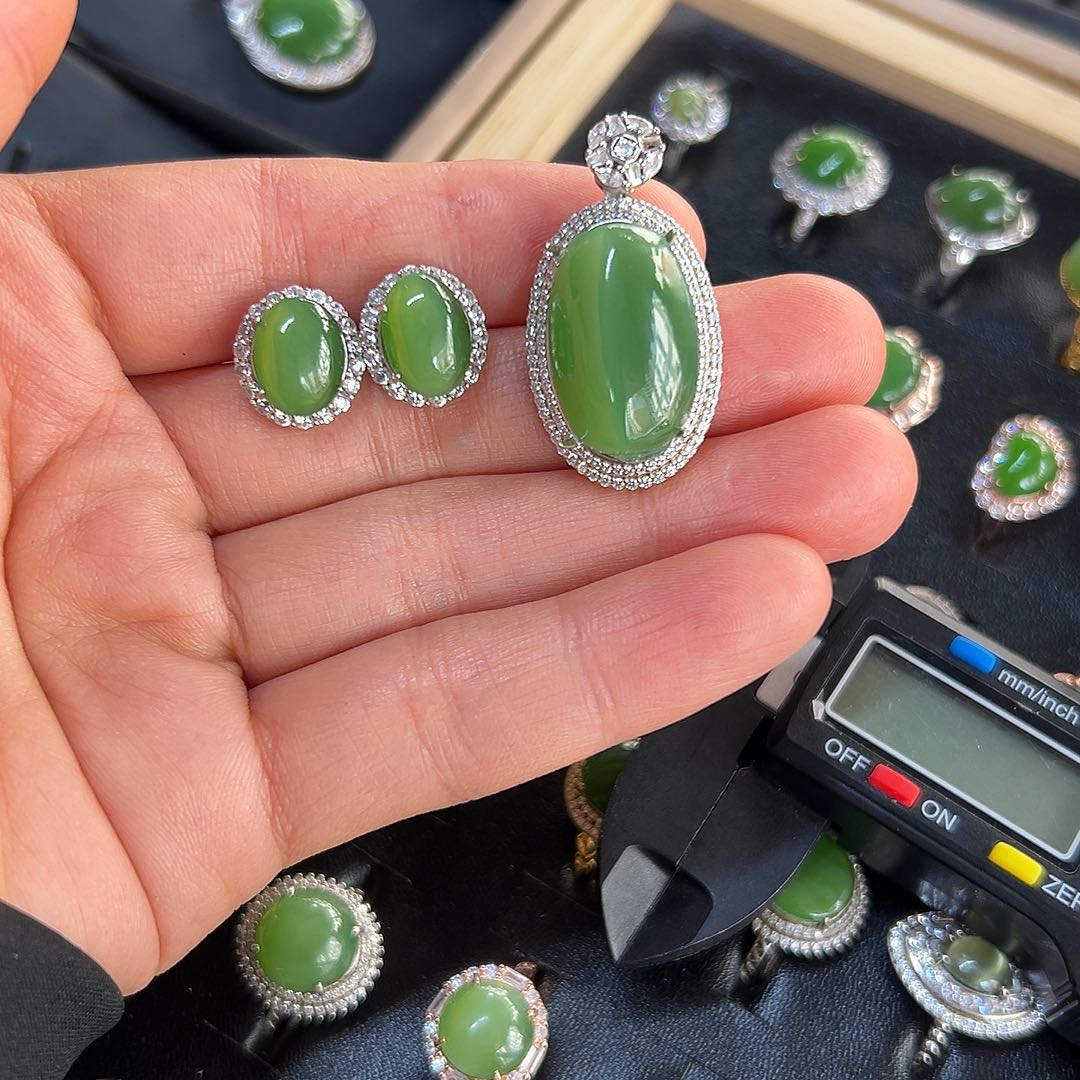 颈饰银S925镶嵌和田玉（糖玉）?**静