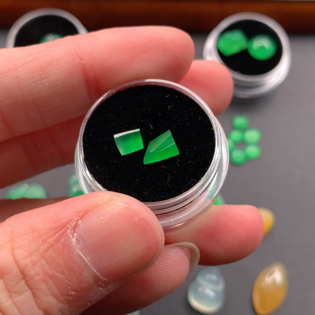 翡翠颈饰未镶嵌蓝*墨切割面