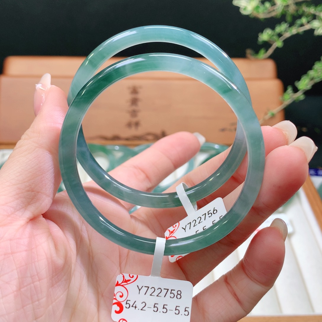 翡翠手镯未镶嵌天然