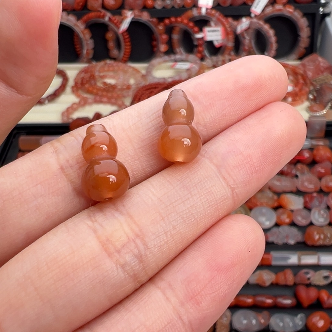 南红玛瑙未镶嵌颈饰葫芦一对