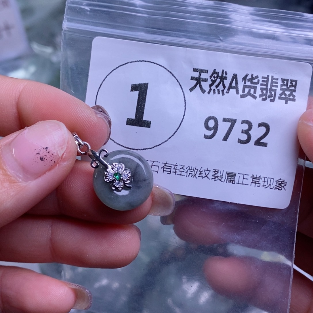 翡翠颈饰未镶嵌吊坠