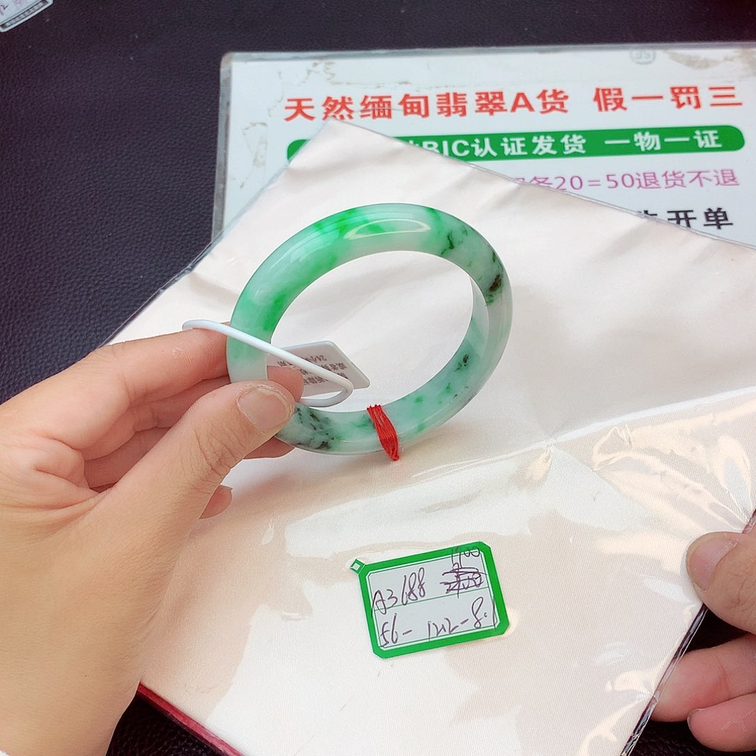 翡翠手镯未镶嵌翡翠