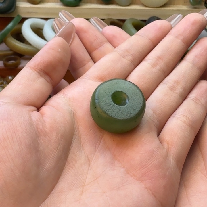 陆***漓和田玉未镶嵌颈饰