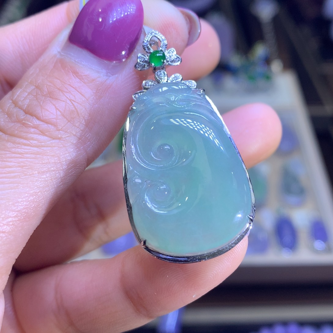 翡翠颈饰18K金镶嵌翡翠