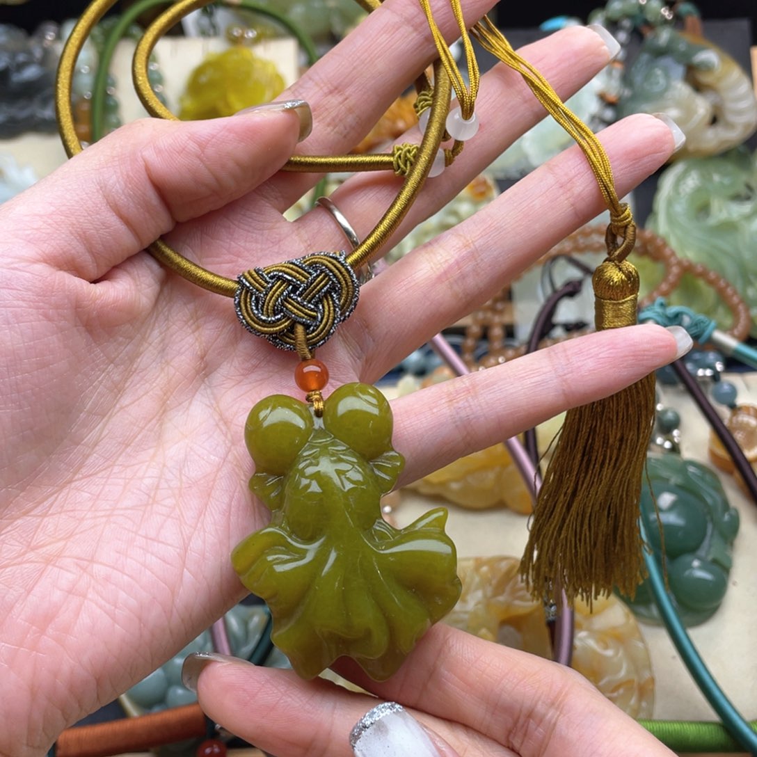 蛇纹石玉颈饰未镶嵌