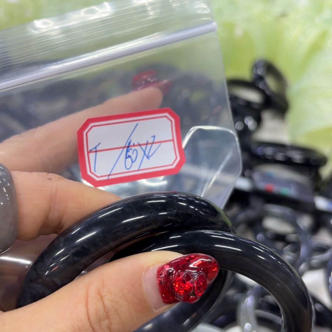 蛇纹石玉手镯未镶嵌T****?