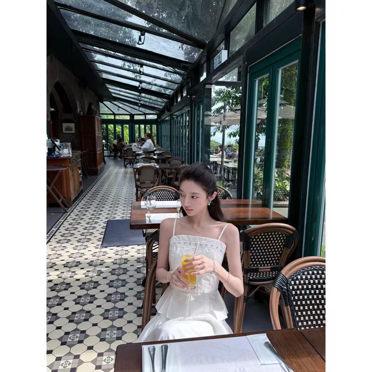 【盒子专享】悠悠一夏  百搭蕾丝花边拼接可调节肩带白色吊带上衣