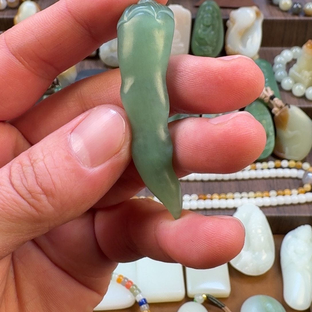 和田玉未镶嵌吊坠(赠链)