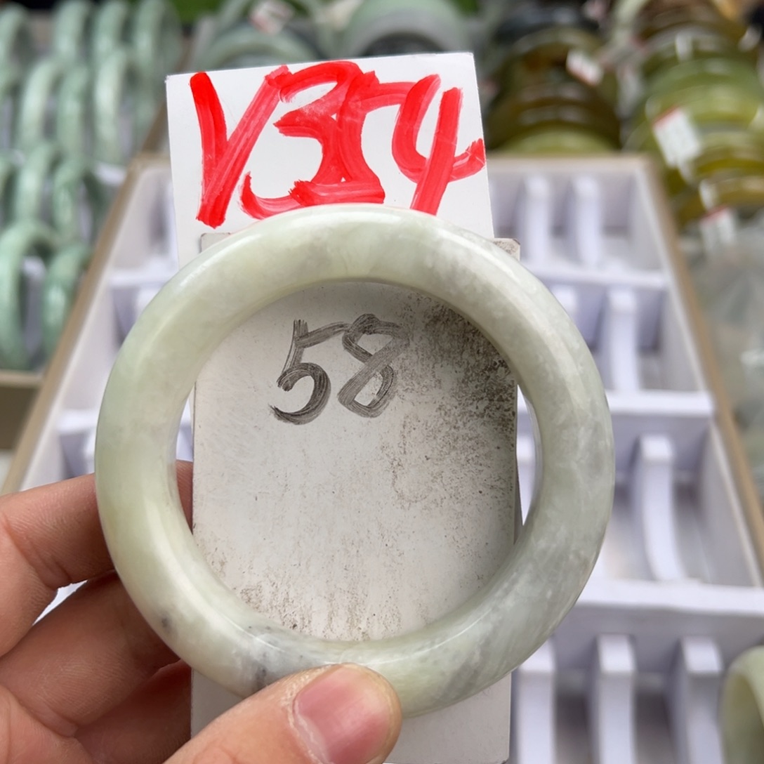 岫玉手镯未镶嵌天然岫玉微瑕，可以正常佩戴