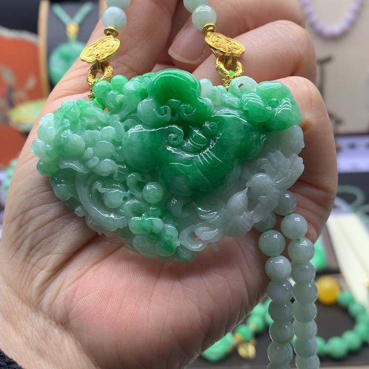 翡翠未镶嵌吊坠(赠链)