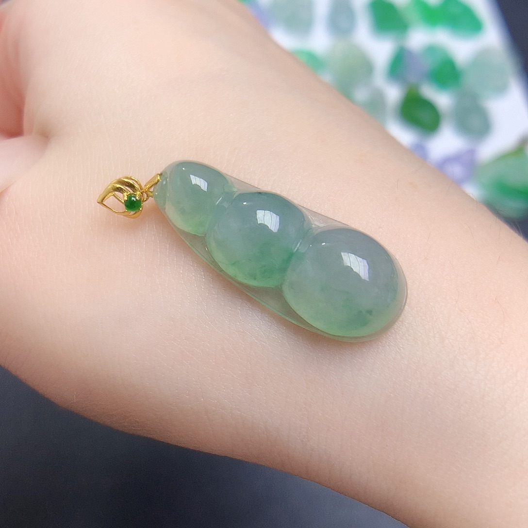 翡翠18K金镶嵌颈饰888888888888