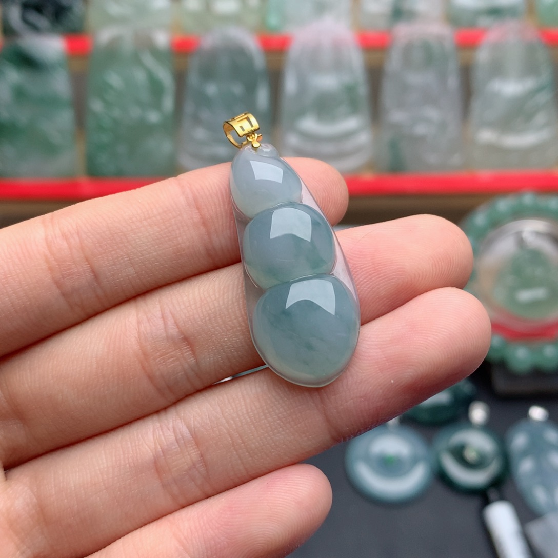 翡翠18K金镶嵌颈饰四季豆