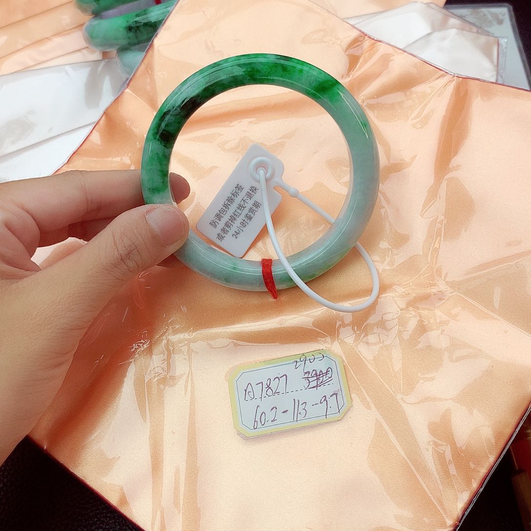 翡翠手镯未镶嵌翡翠