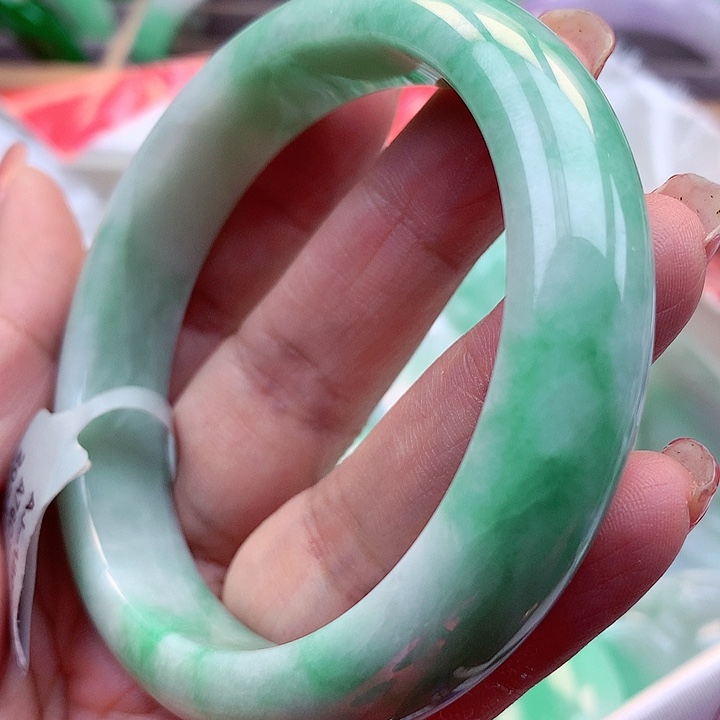 翡翠手镯未镶嵌翡翠