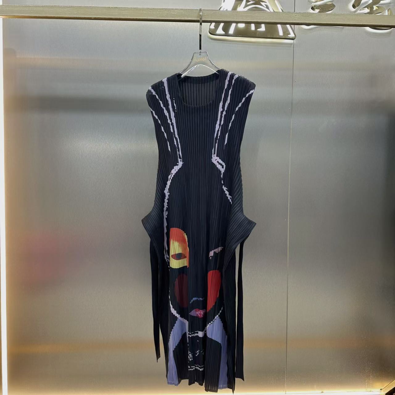 三宅褶皱秋季新款印花系带连衣裙高级感收腰显瘦圆领无袖连衣裙