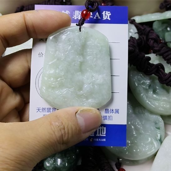 翡翠未镶嵌颈饰挂件