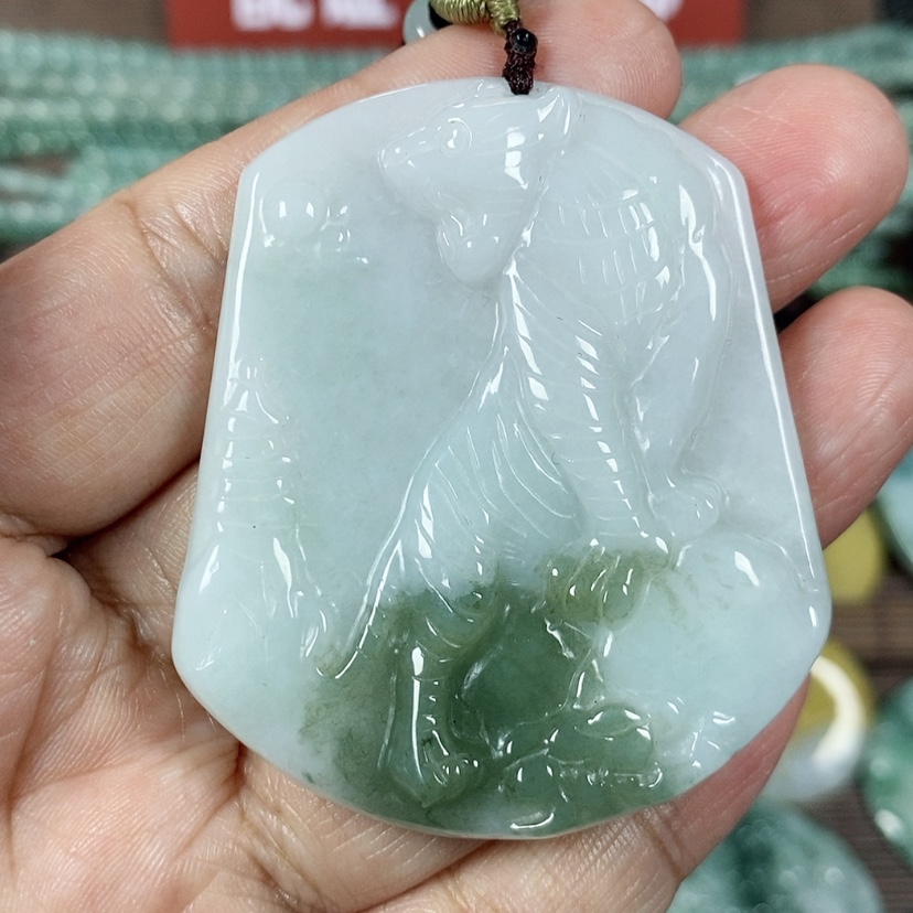 【闪购商品】翡翠颈饰未镶嵌玉吊坠翡翠玉大款上山虎牌
