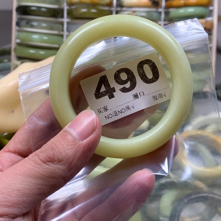 蛇纹石玉手镯未镶嵌茴****?