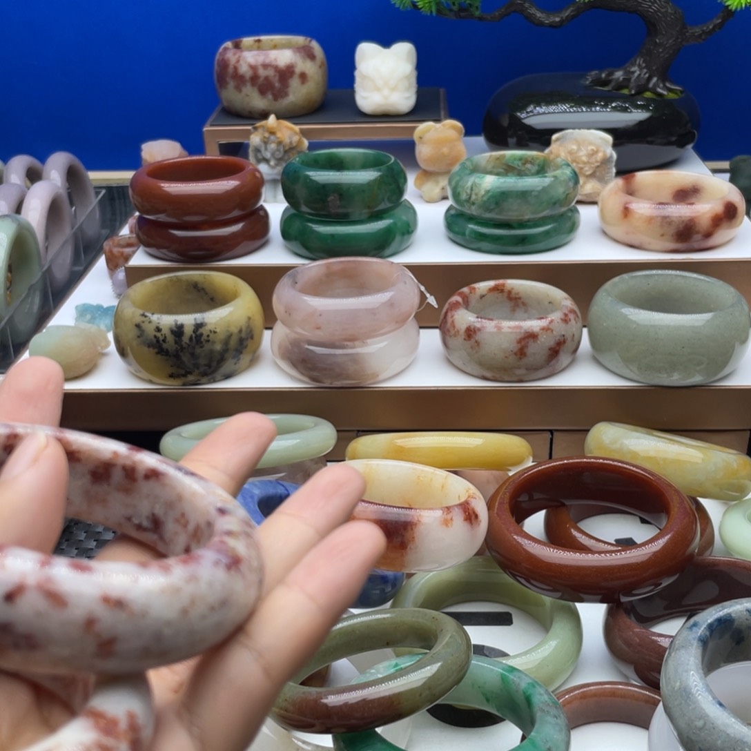 石英质玉手镯未镶嵌云*姐