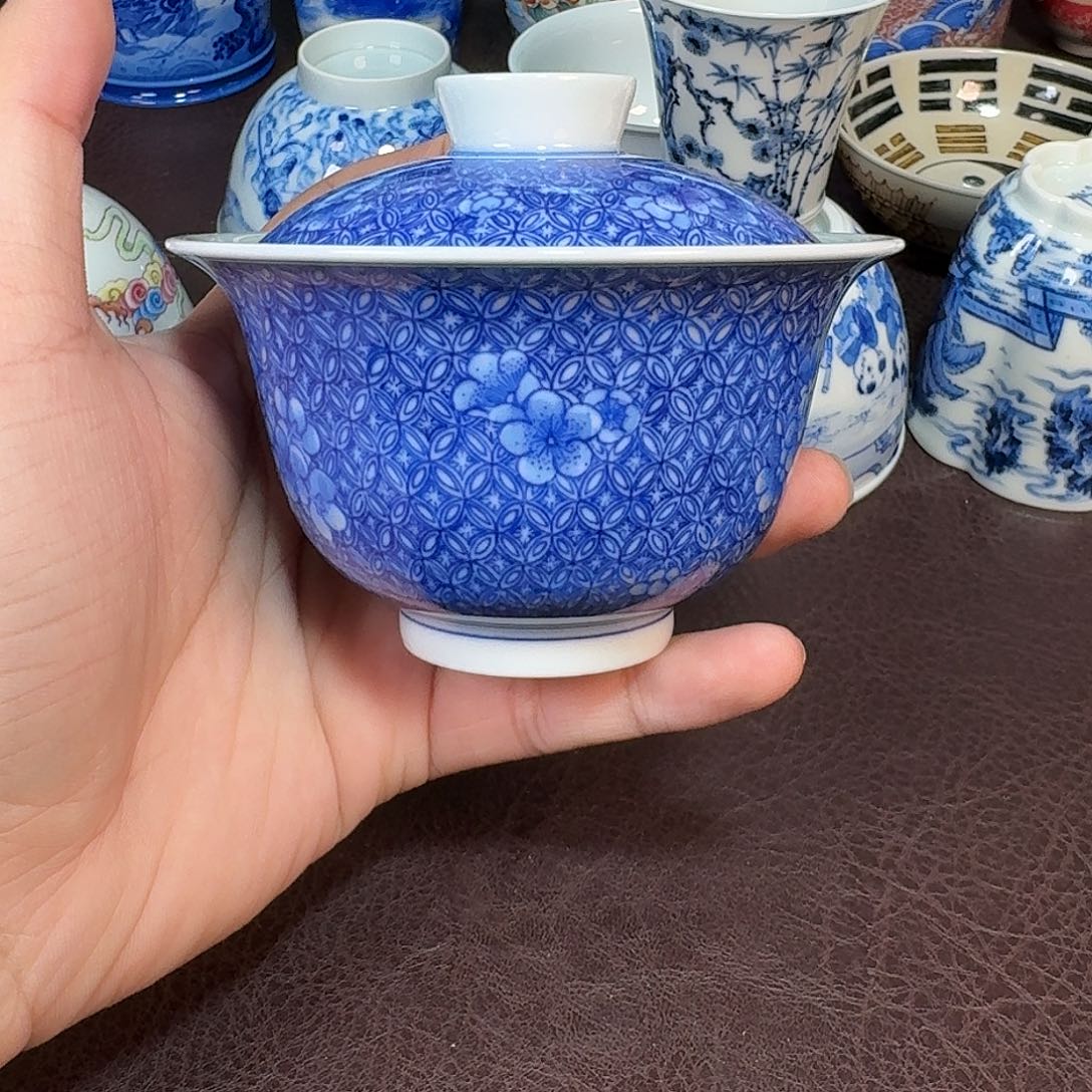 至***在现代景德镇陶瓷杯